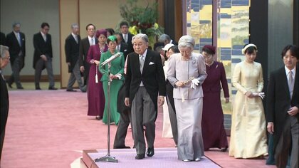7年前の「天皇陛下御在位三十年記念式典」 上皇さまが美智子さまの和歌