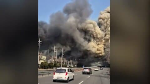 自動車部品工場で大規模火災　50人超けが、うち24人重傷　14人と連絡取れず　韓国・大田