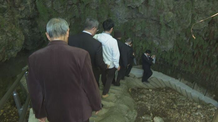 整備された「糸洲の壕」の中へ