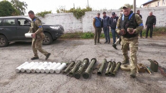 放棄されたロシア軍装備を並べるウクライナ兵士(12日公開)