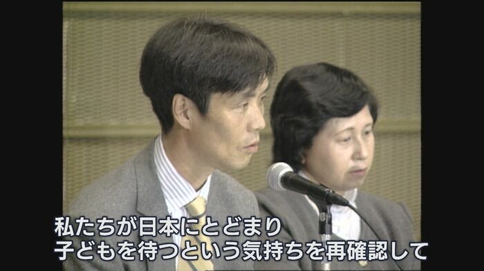 日本に残ることを決め、北朝鮮のバッジを外す