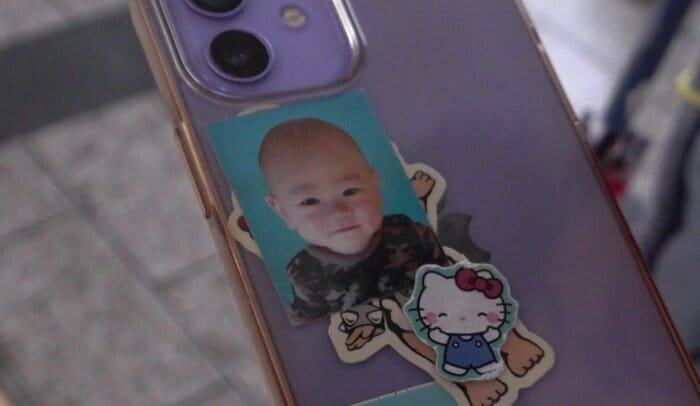 スマホ裏に知らない赤ちゃんの証明写真が…　　
