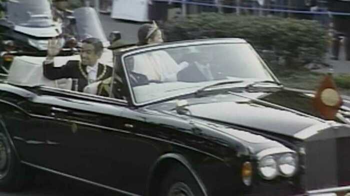 オープンカーで行われた即位の礼のパレード(1990年11月)