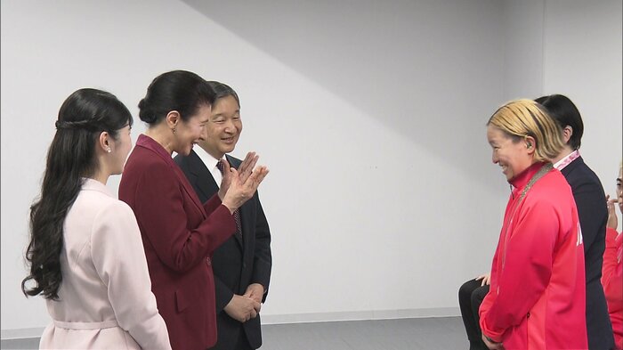 令和7（2025）年11月　デフリンピック選手らと手話で交流される天皇ご一家