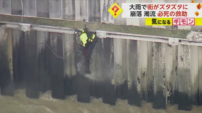 男性を抱き抱えるレスキュー隊