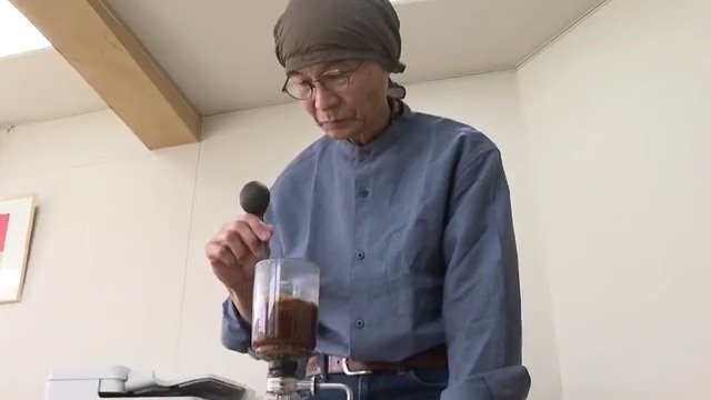 「いのちカフェ」の参加者にコーヒーを淹れる