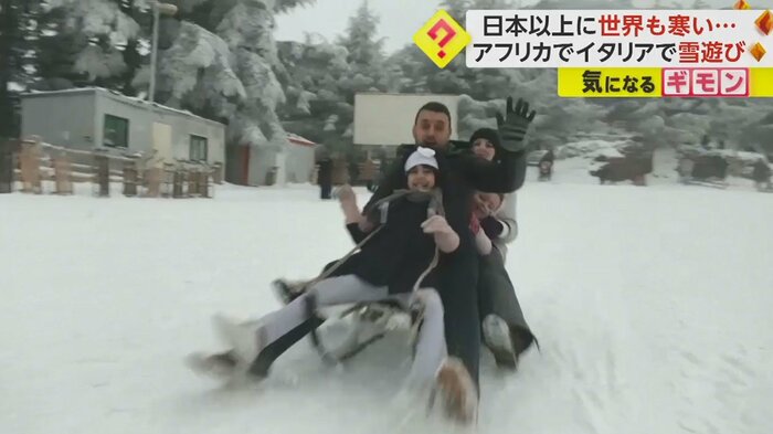そりで滑って大はしゃぎ