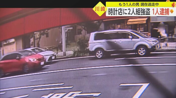 男を追いかけているとみられる様子