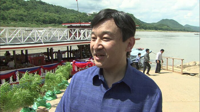 記者の質問に答えられる皇太子さま