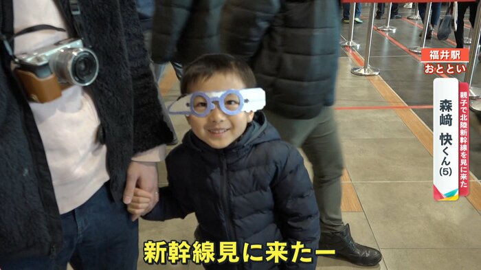 (新幹線を見に来た親子)