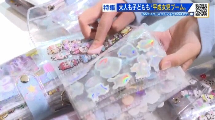 一番のお気に入り「ラブブのおしりシール」を見せる小学1年生