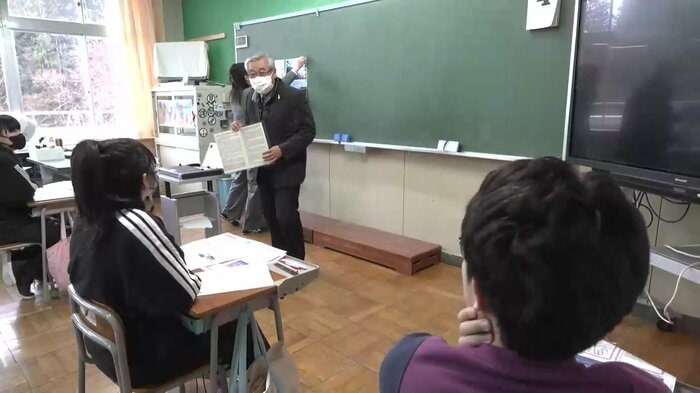 小学生に震災の教訓を伝える田中さん