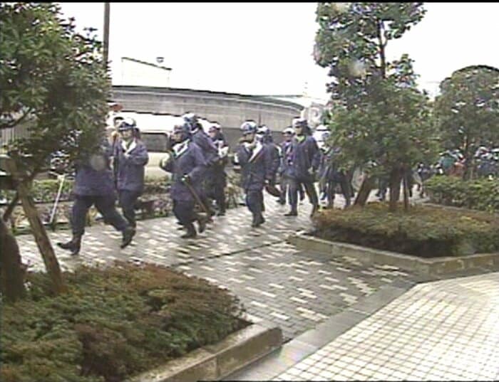 銃撃事件直後に現場には機動隊も投入された 1995年3月30日