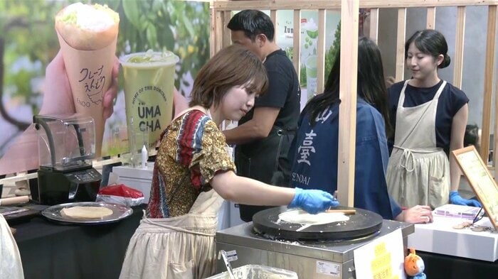 一人ひとりに自ら焼いたクレープを提供した遠藤桃華さん