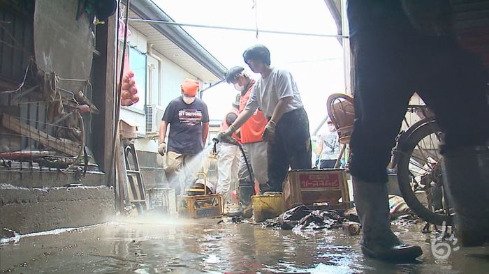 山形・河北町で災害ボランティア受け入れスタート 高校生らが泥のかき出しなど手伝う