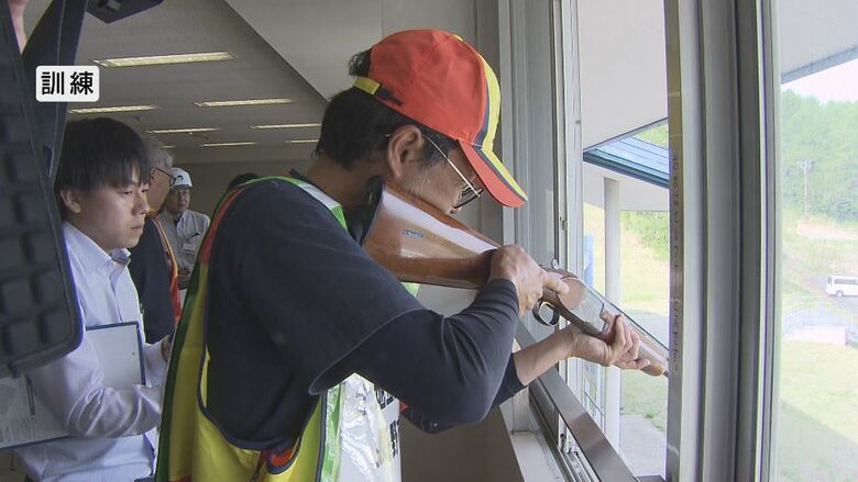 クマの目撃相次ぐ…長野市で緊急銃猟の訓練　市職員や猟友会など約50人が参加｜FNNプライムオンライン