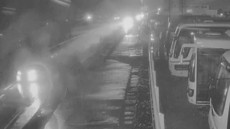 交差点の大きく手前から「赤信号認識」も時速140キロ超で進入か　防犯カメラには容疑者とみられる車が赤信号の14秒後に交差点に進入する様子　母子2人死亡の衝突事故｜FNNプライムオンライン