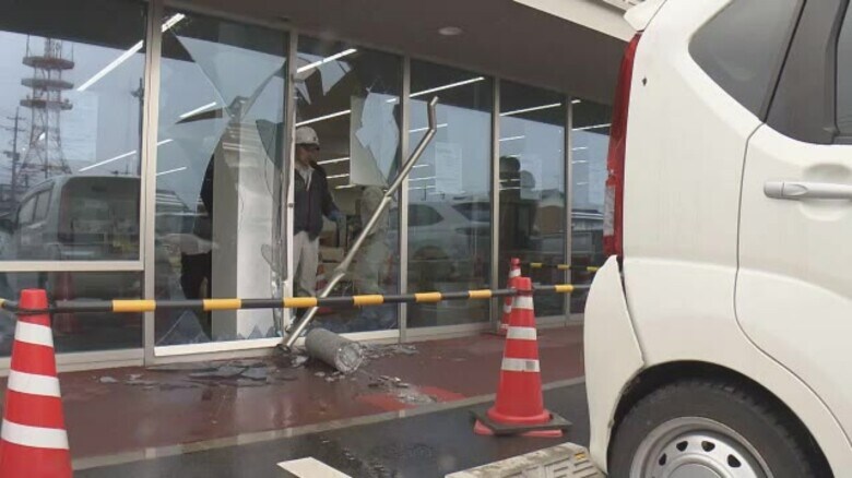 「ドーンという音が…」銀行支店に高齢女性運転の車が突っ込む…店内にいた約30人にけがなし（島根）｜FNNプライムオンライン