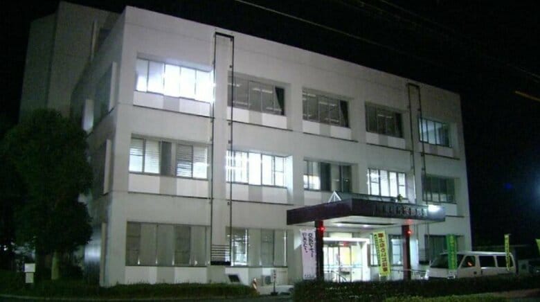 『生徒の裸を見たかった』体育館の女子更衣室に「ボールペン型カメラ」設置で盗撮か　中学校の24歳講師の男を逮捕｜FNNプライムオンライン