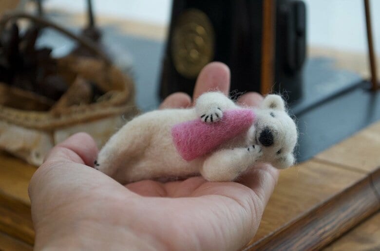 大人気！とべ動物園の人気者「ピース」の毛を使ったフェルト人形を今年も販売　人工哺育でもうすぐ２６歳のホッキョクグマ【愛媛発】｜FNNプライムオンライン