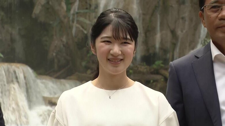 愛子さまスニーカーで「クワンシーの滝」周辺を散策「泳いでみたい」　ラオス側関係者に声かけ一緒に記念撮影も｜FNNプライムオンライン