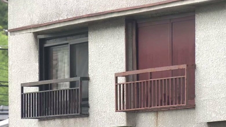 【速報】母親を殺害した疑い息子逮捕　遺体に複数の刺し傷見つかる　遺体発見部屋から血の付いた刃物押収｜FNNプライムオンライン