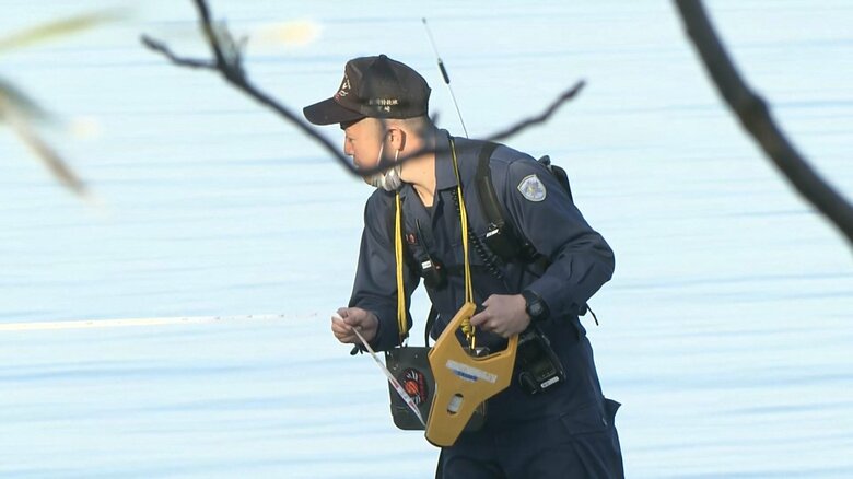 現場付近を調べる県警の捜査員(2月13日)