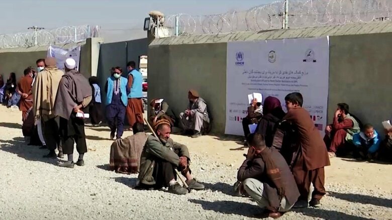 国連難民高等弁務官事務所の支援物資を待つ避難民