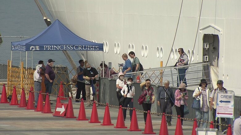 「ダイヤモンド・プリンセス」から下船する乗客