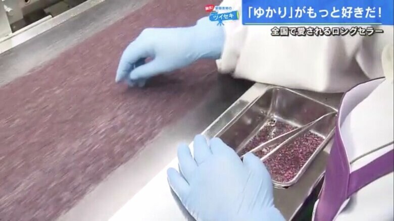 茎などの異物を取り除く「目視選別」