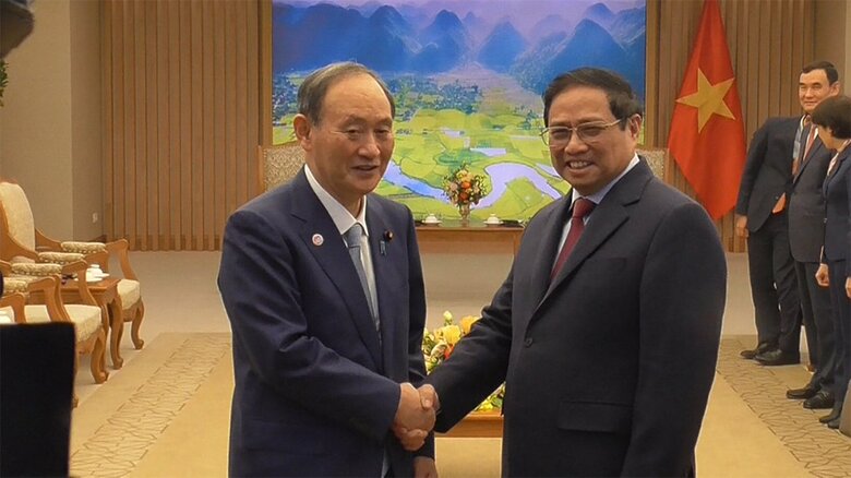 ベトナムを訪問先し、チン首相と会談した菅前首相（9日）