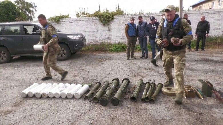 放棄されたロシア軍装備を並べるウクライナ兵士（9月12日公開）