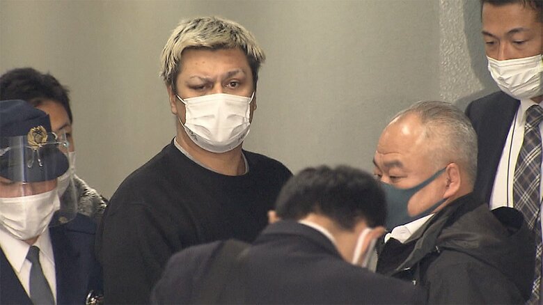 連行されるコマツ・アベニール容疑者(32)（19日 小岩署）
