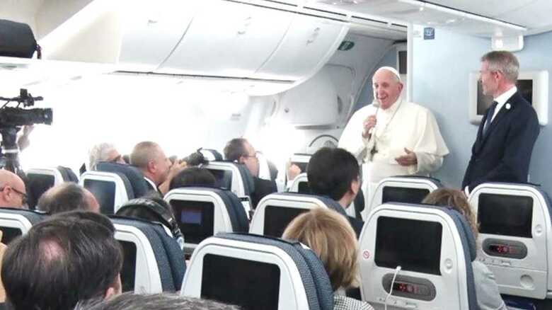 1時間近くも機内で立ったまま会見に応じたローマ教皇