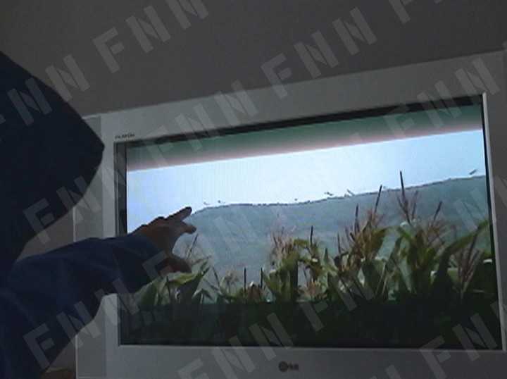 チハリのミサイル基地について説明するMr.X