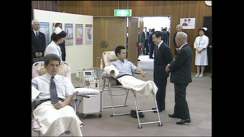 平成17（2005）年7月　献血中の男性に話しかけられる皇太子さま（和歌山・那智勝浦町）