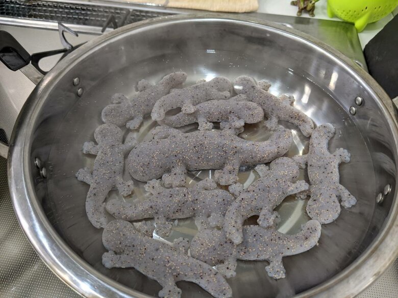 こちらはおでんになる前の、大量の「オオサンショウウオこんにゃく」