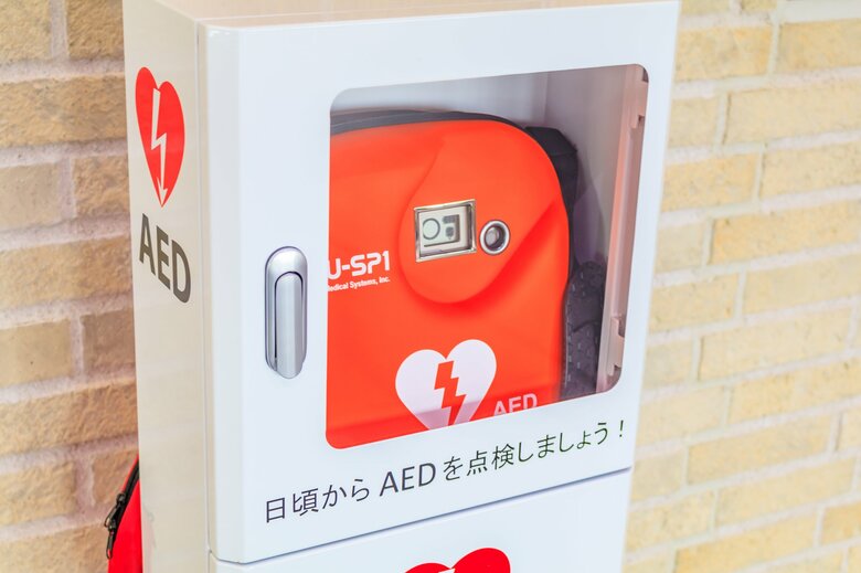 近くにAEDがあれば人に頼んで持ってきてもらう（画像はイメージ）