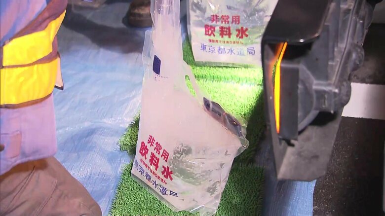 非常用飲料水が配られる様子