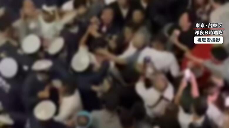 パンチを連打するはっぴを着た男性