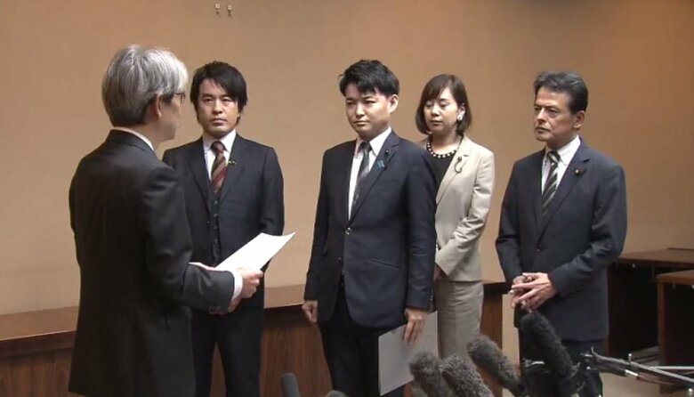 申し入れを行う維新・片山大介参院議員ら