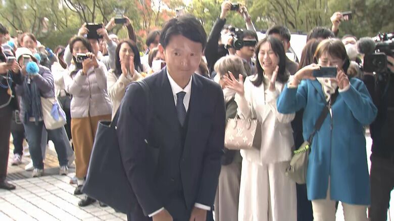 大勢の人に迎えられ登庁した斎藤元彦知事