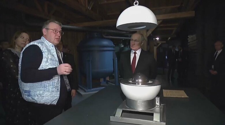 核爆弾のレプリカの説明を受けるプーチン大統領