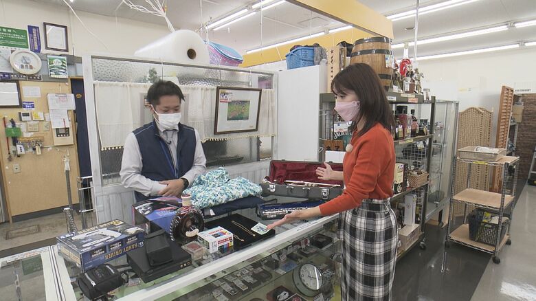 取材スタッフの品物の査定を依頼