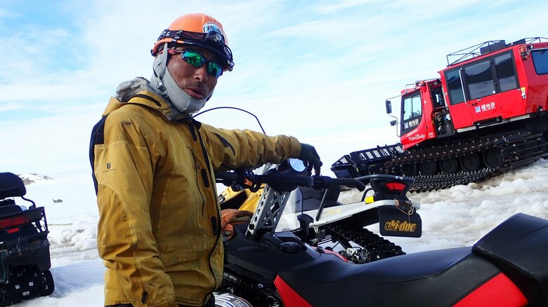 寡黙に働く、雪国の男！（国立極地研究所提供）