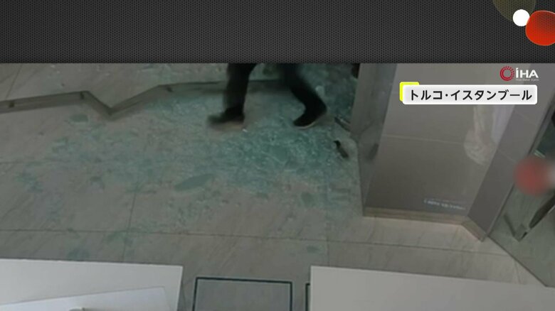 ガラスが粉々に割り、店内に侵入してきた黒ずくめの4人組（トルコ・イスタンブール）