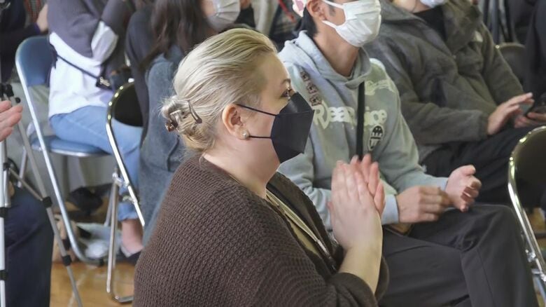 児童に拍手を送るイリナさん