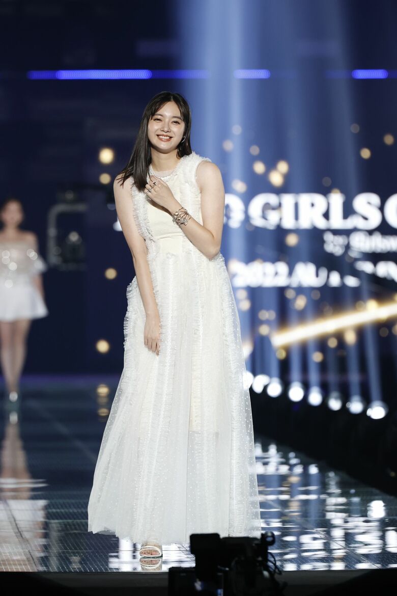 新川優愛さん(c) マイナビ TOKYO GIRLS COLLECTION 2022 AUTUMN/WINTER