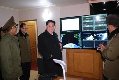 「火星15」型の発射成功を喜ぶ金総書記