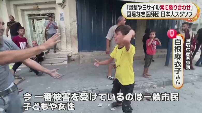 男性を、子どもが泣きながら追いかけている